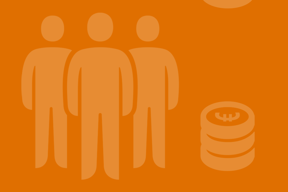 Oranje animatie van drie poppetjes met daarnaast een stapel geldmuntjes die steeds groter wordt.