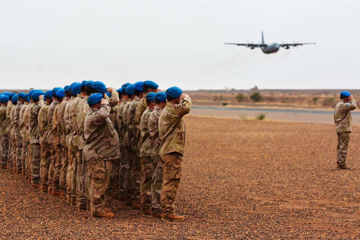 C-130 vliegt laag over