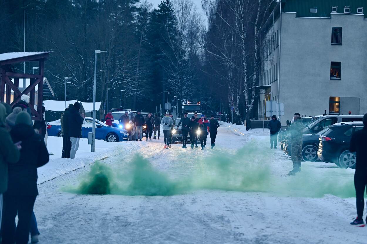 Genist korporaal-1 Mike loopt richting de finish nadat hij 112 kilometer heeft hardgelopen.