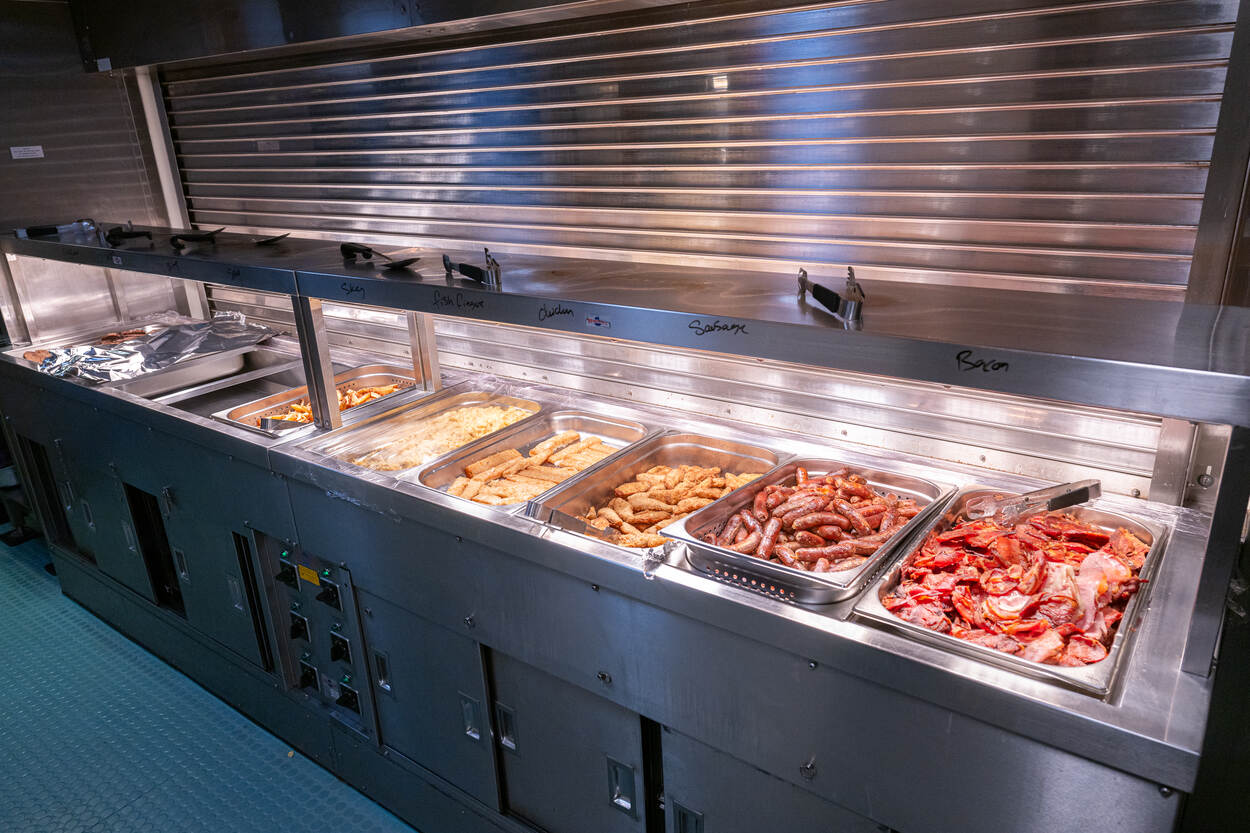 Bakken met eten in de keuken van het schip.