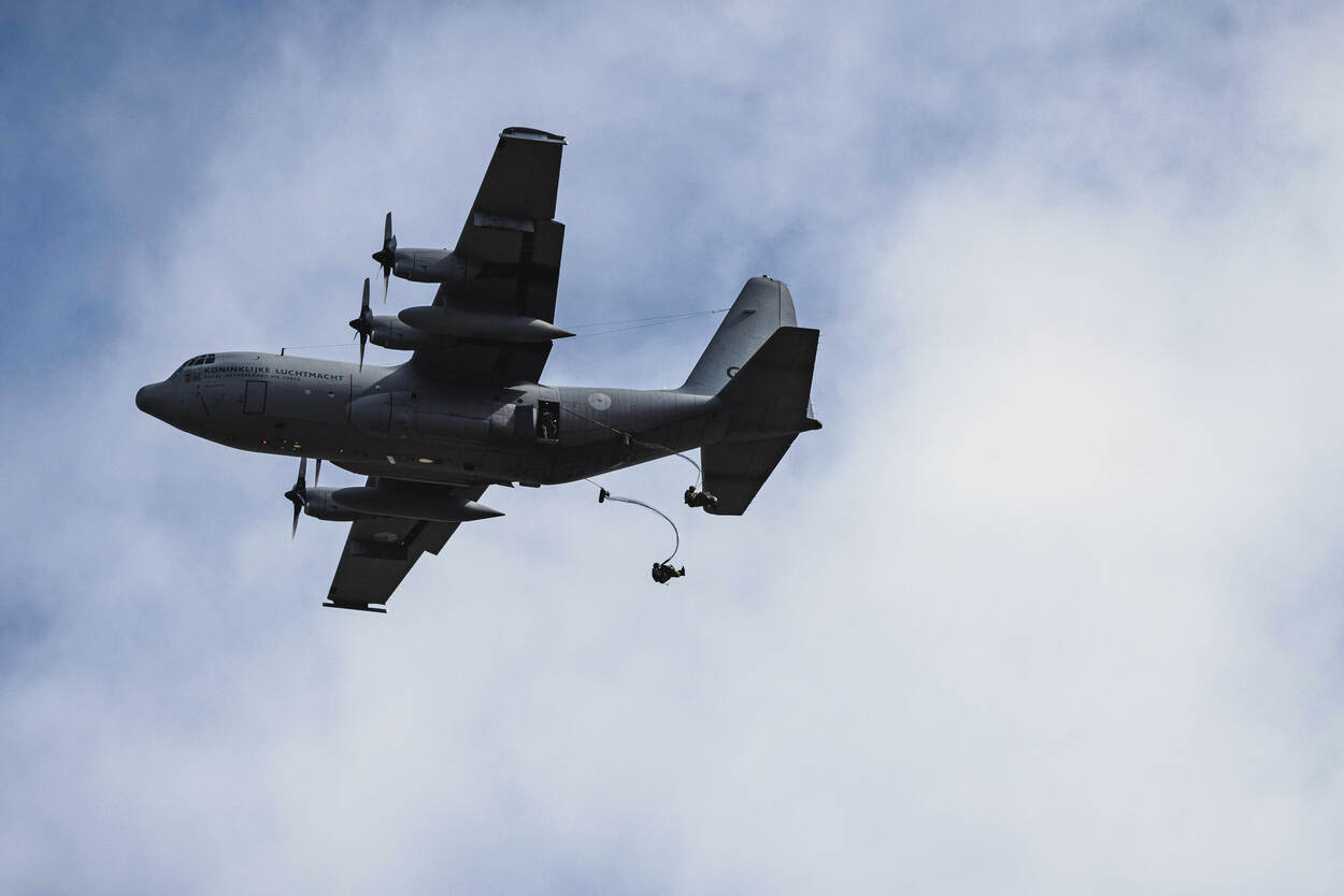 Een toestel van de luchtmacht dropt 2 parachutisten.