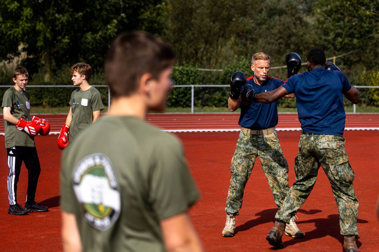 Een instructeur brengt zijn pupillen een beetje weerbaarheid bij.