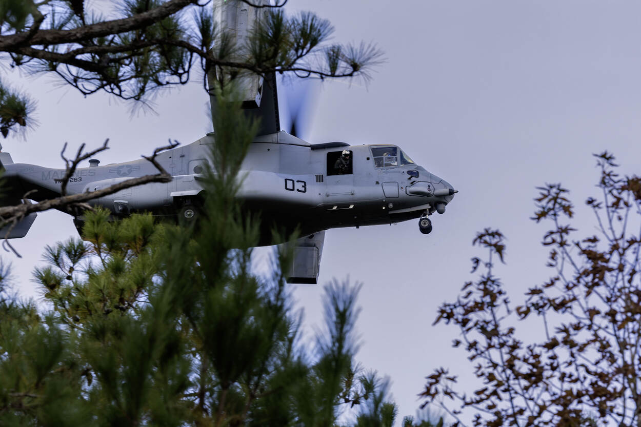 Een Amerikaans vliegtuig, de Osprey, vliegt over het oefengebied.