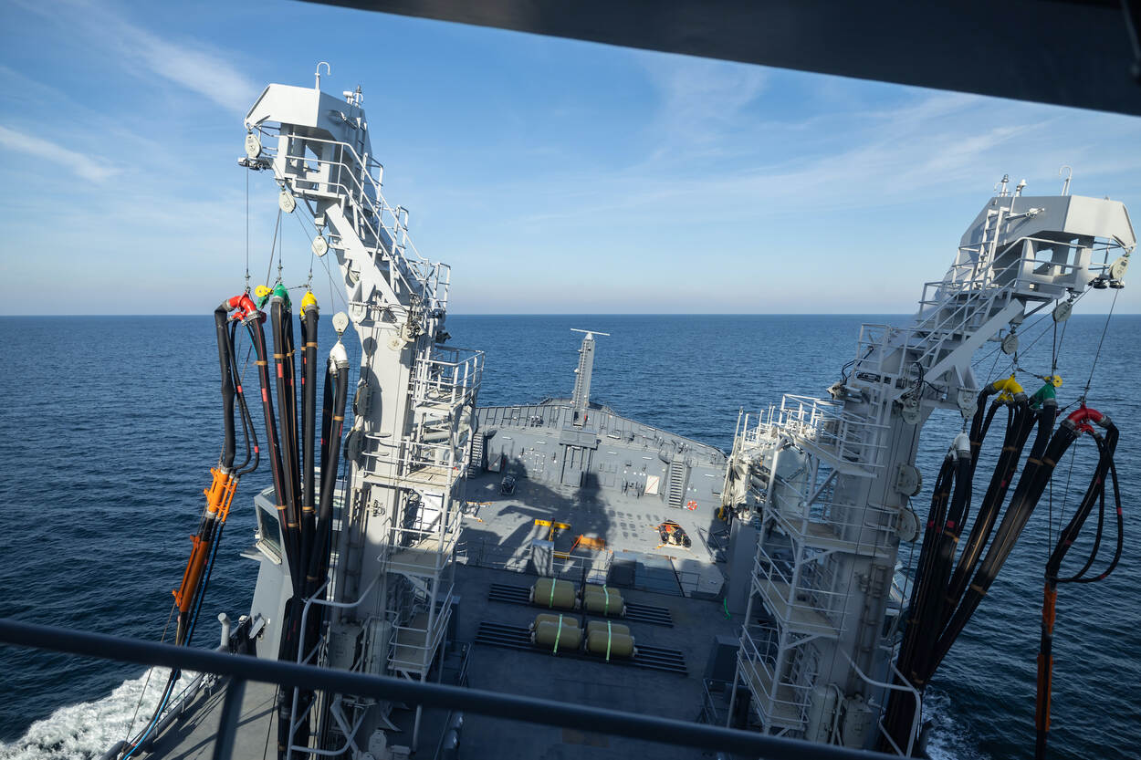 boeg van het CSS helt over naar stuurboord tijdens een scherpe bocht op zee.