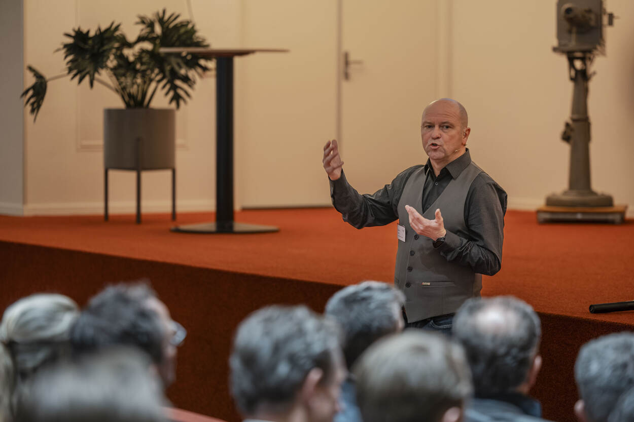 Gerard Rietjens die de zaal toespreekt.