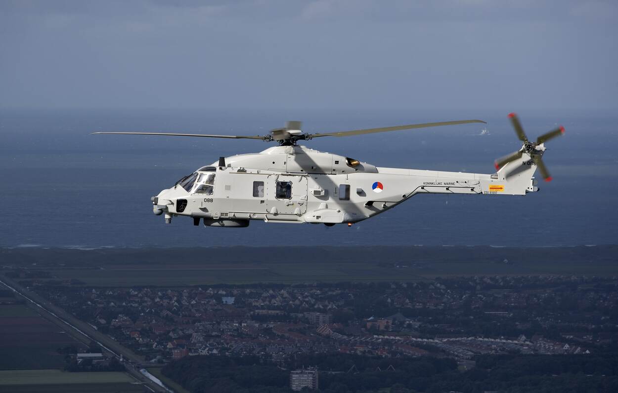 De maritieme gevechtshelikopter NH90 vliegt boven kustgebied