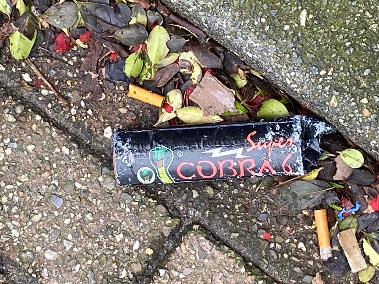 Een niet ontplofte Cobra ligt in de goot.