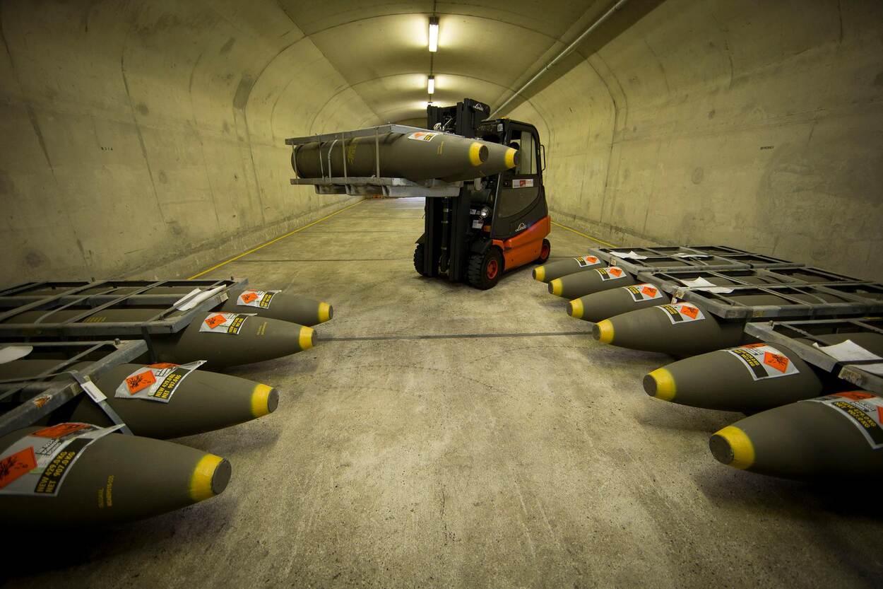 Een vorkheftruck verplaatst bommen in een munitiebunker.