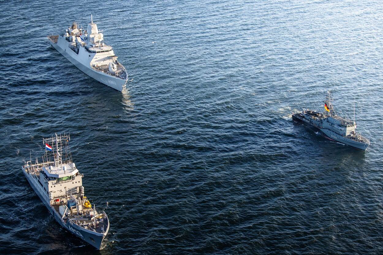 Zr.Ms. Tromp vaart samen met Zr.Ms. Luymes en een Duits schip door de Oostzee voor operatie Baltic Sentry.