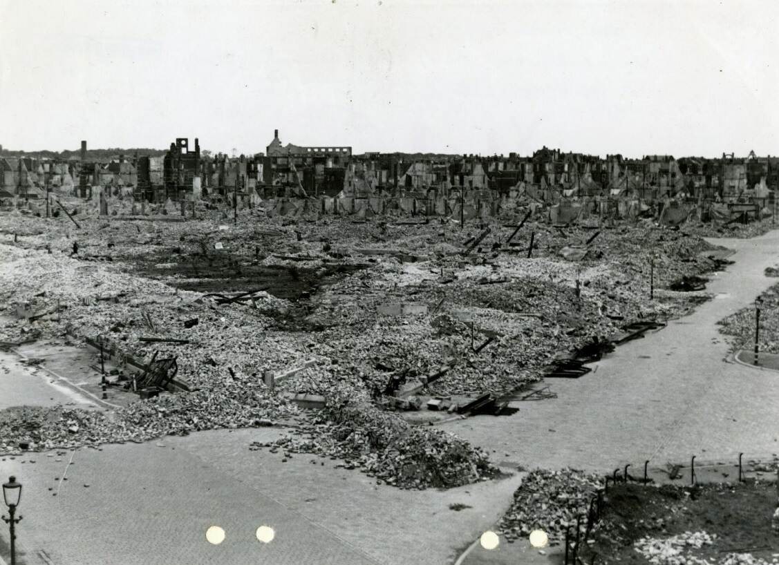 De enorme schade na het vergisbombardement op Bezuidenhout.