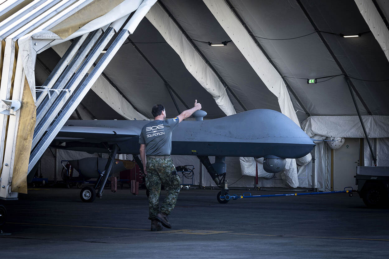 Een medewerker loopt langs een Reaper in Roemenië.