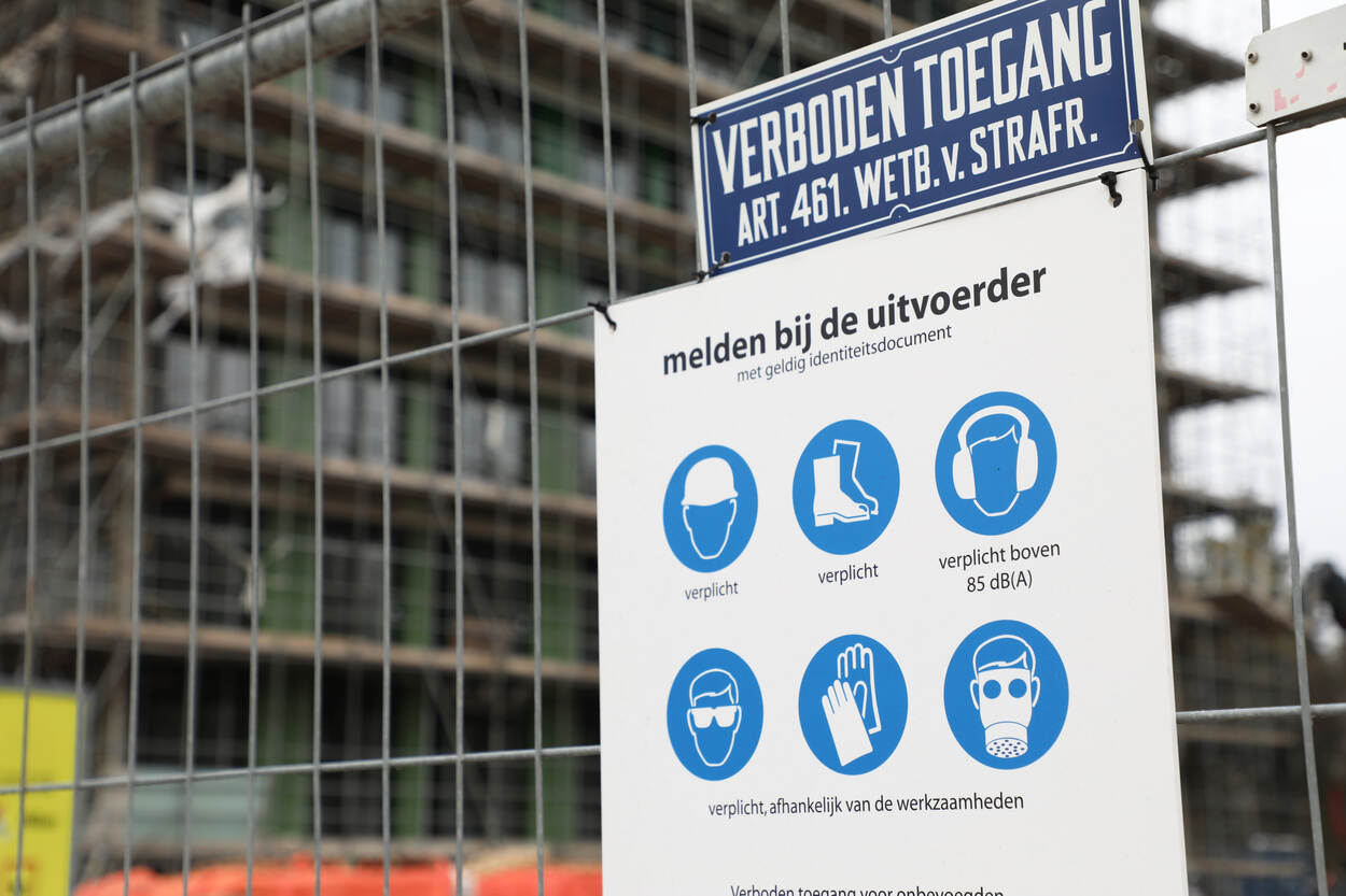 Bord op een bouwplaats met voorschriften.
