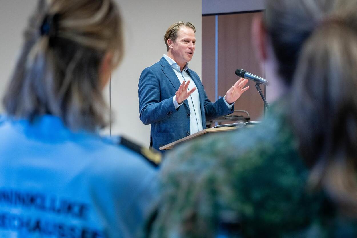 Staatssecretaris Gijs Tuinman houdt een toespraak.