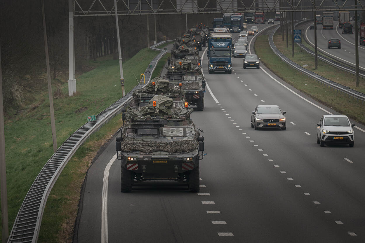 Militaire colonne rijdt over Nederlandse snelweg.