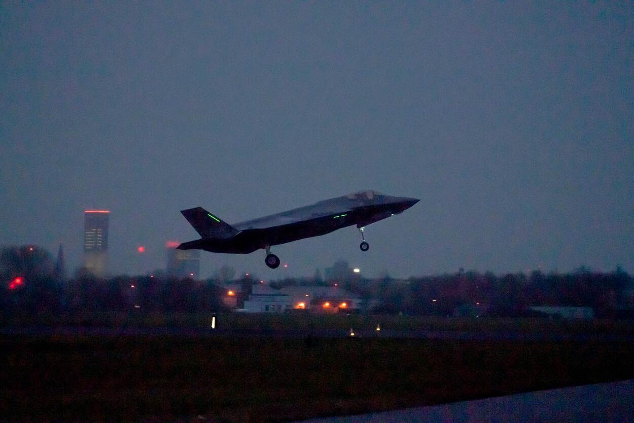 Een F-35 vertrekt in het donker vanaf Vliegbasis Leeuwarden.