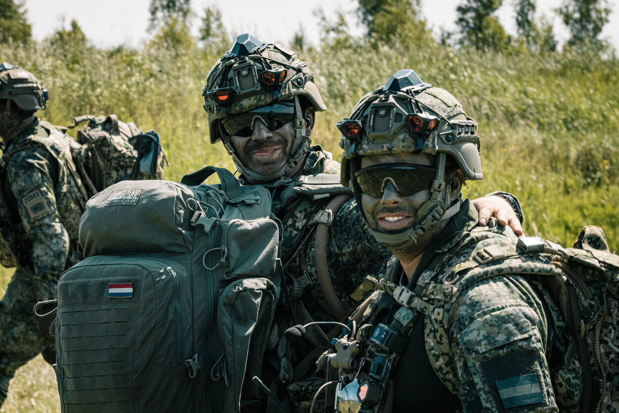 twee lachende ‘luchtmobielers’ te velde