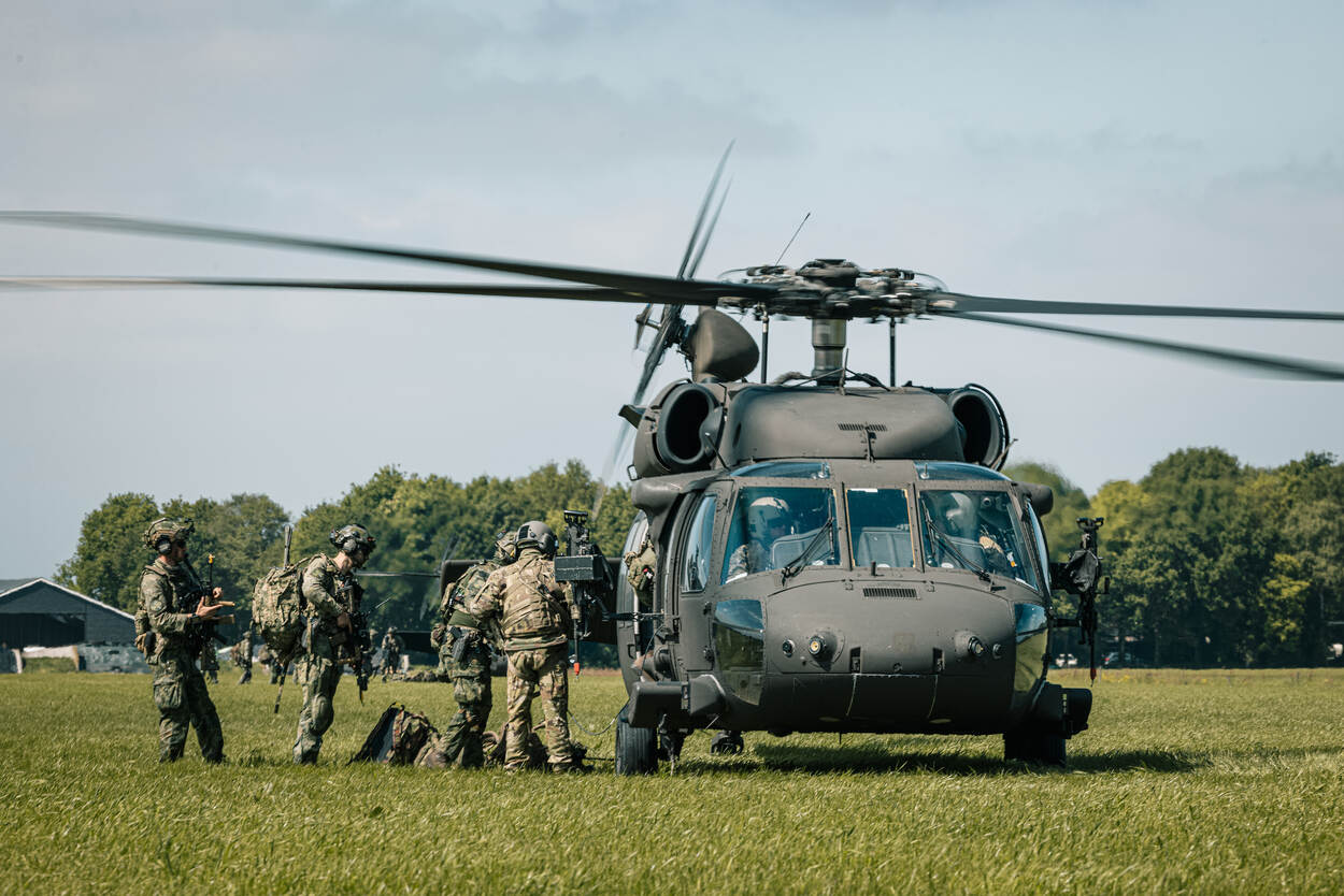 een Blackhawk tezamen met uitgestegen personeel.