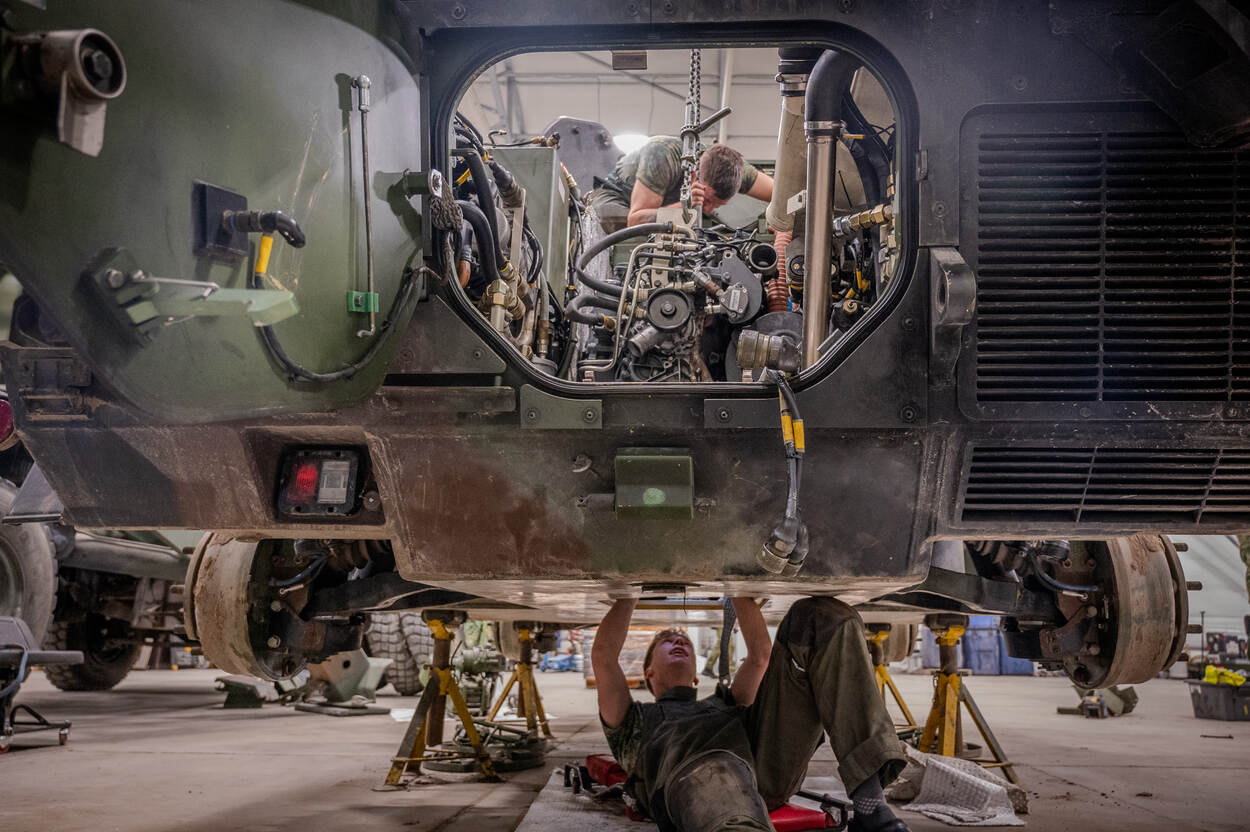 Monteurs van 435 Herstelpeloton aan het werk tijdens hun uitzending in Litouwen.