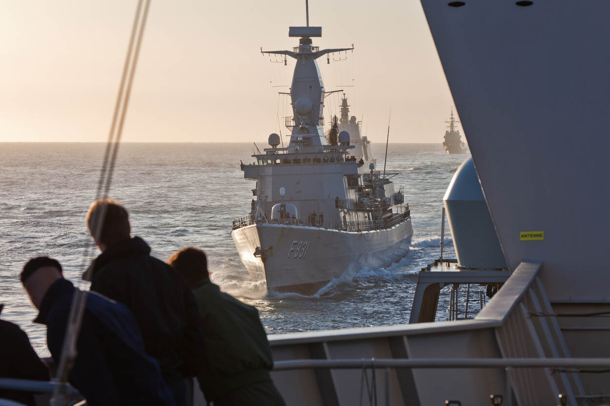 Beel van een sail past tijdens Formidable Shield.