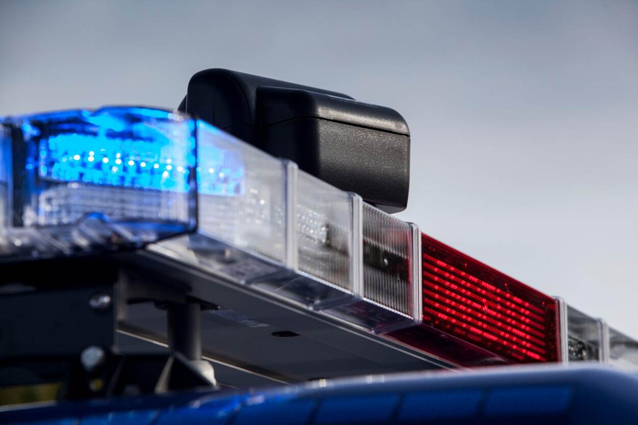 Blauw zwaailicht op een wagen van de Marechaussee.