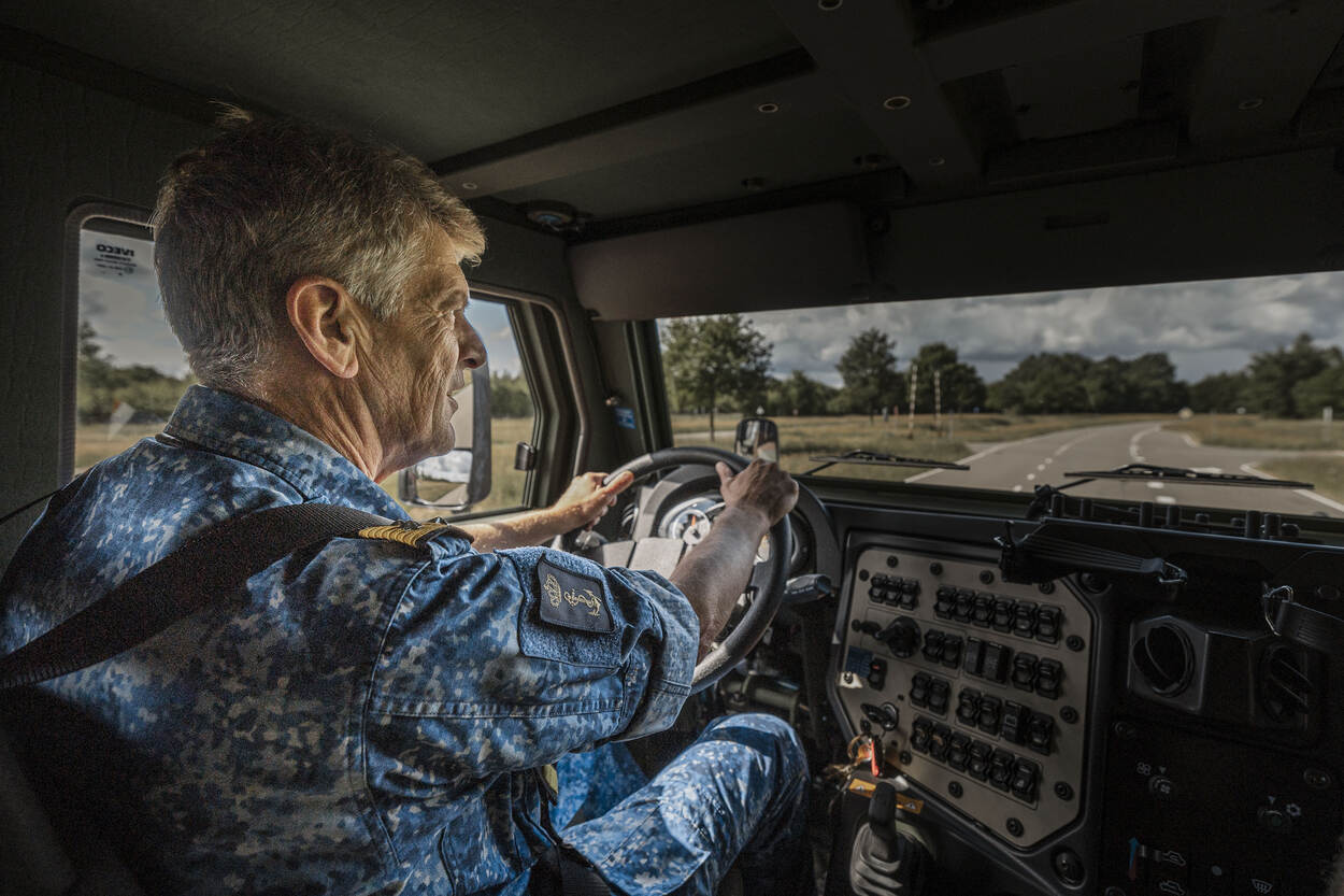 Tijdens het bezoek aan het Opleidings- en Trainingscentrum Rijden (OTCRij) krijgt vice-admiraal Boots de kans om een ritje in de Manticore te maken.