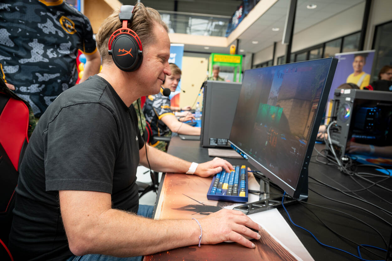 Man in T-shirt speelt computerspel.