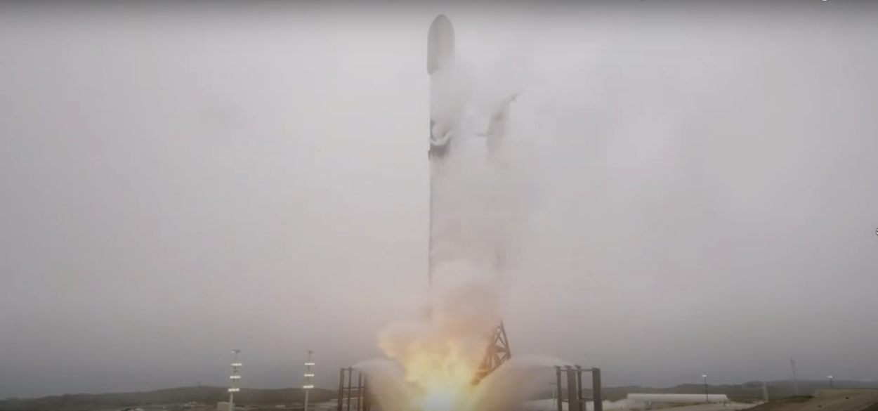 Een weergave van de satelliet in de ruimte, daarachter de bolling van de aarde.