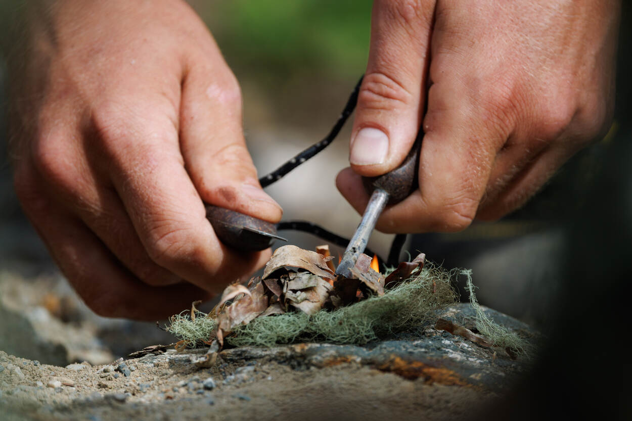 Met flint & steel maakt sergeant Roel een beginnend vuur.