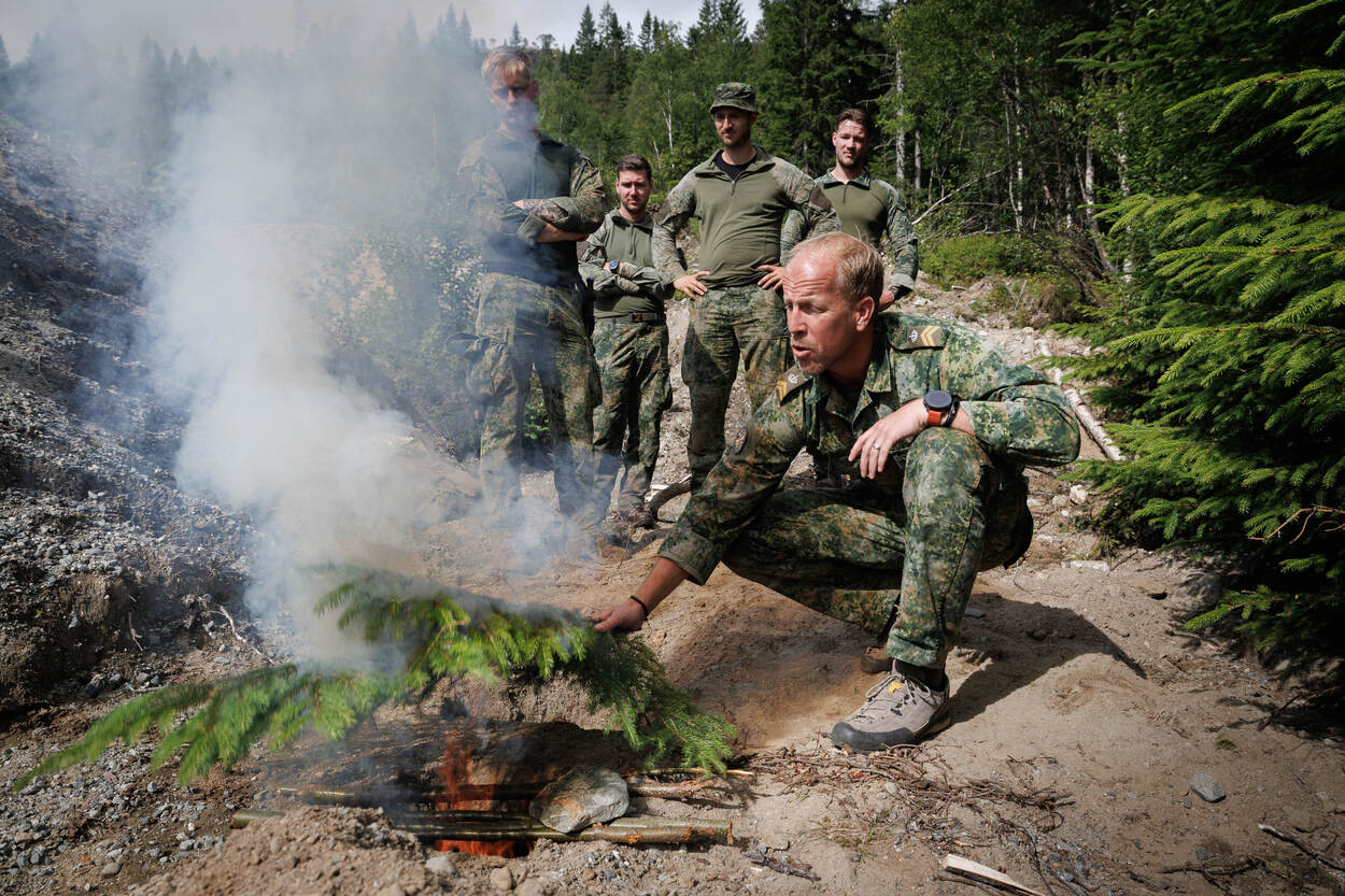 Een militair maakt een hoop rook.