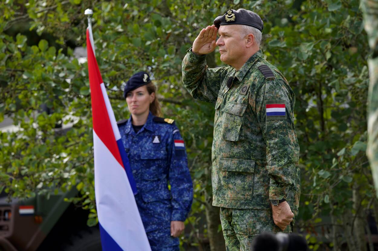 De generaal salueert.