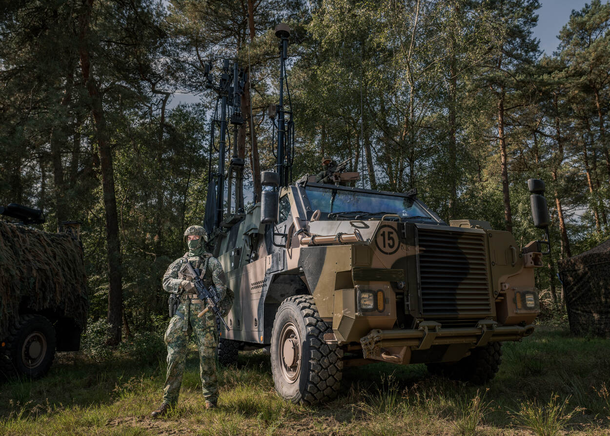 Militair van CEMA staat voor een bushmaster.