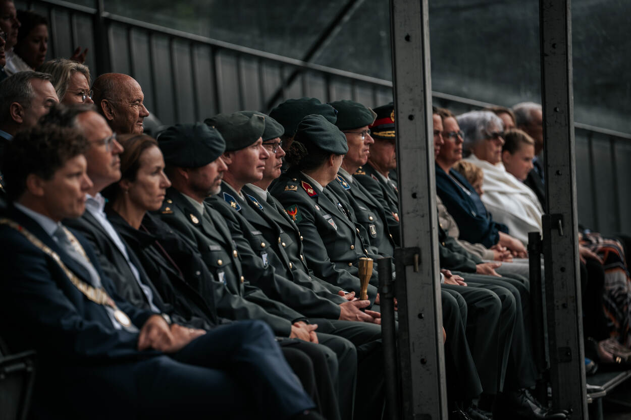 Genodigden op de tribune tijdens de officiële plichtplegingen in Stroe.