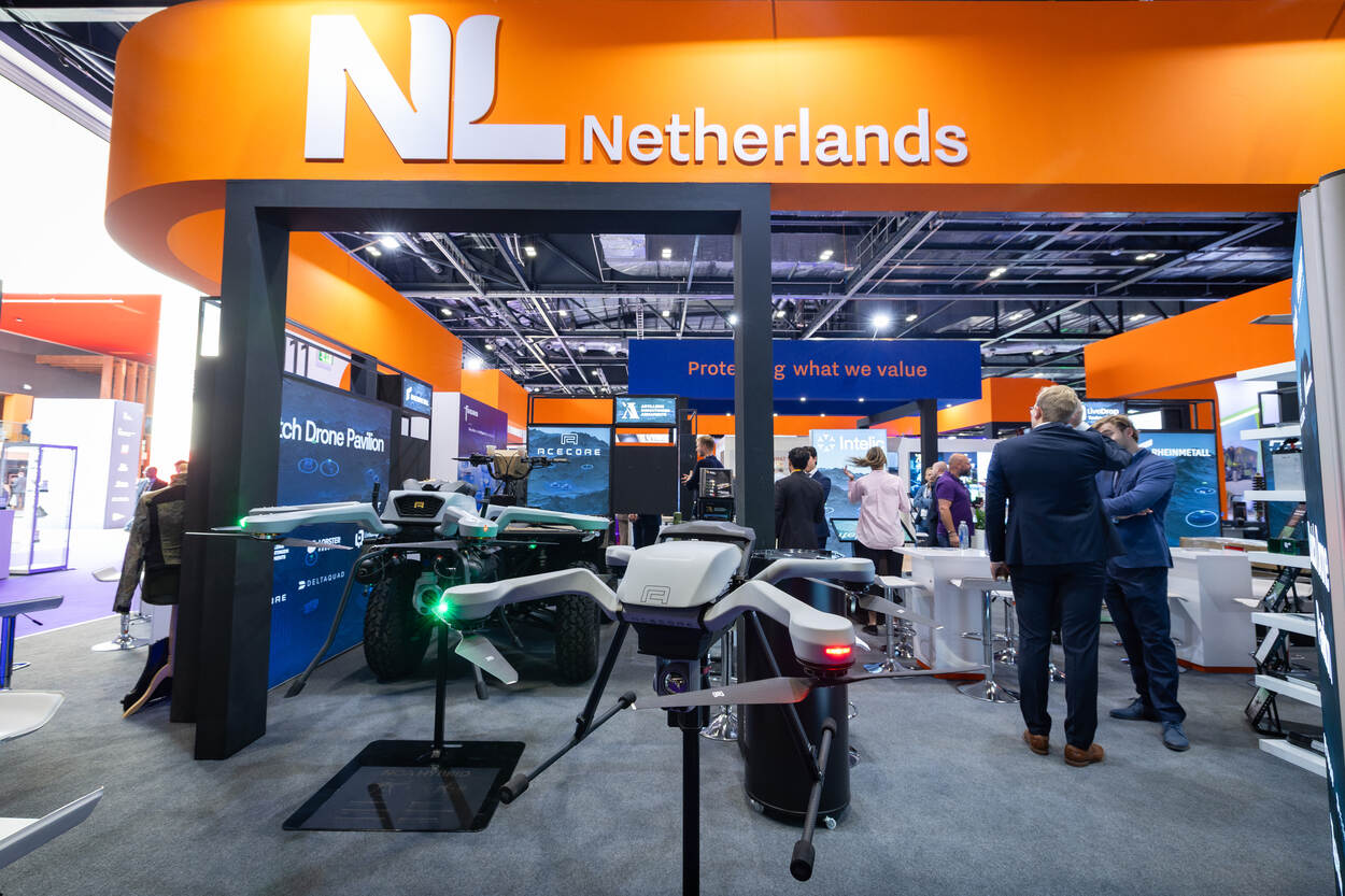 Het Nederlands paviljoen met oranje opschrift NL.