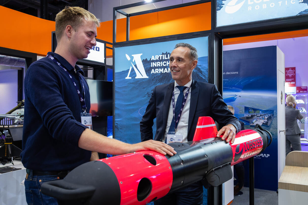 Links Stephan Rutten van Lobster Robotics bij de Scout 3. Hij spreekt met Coen van Leeuwen over de robot.