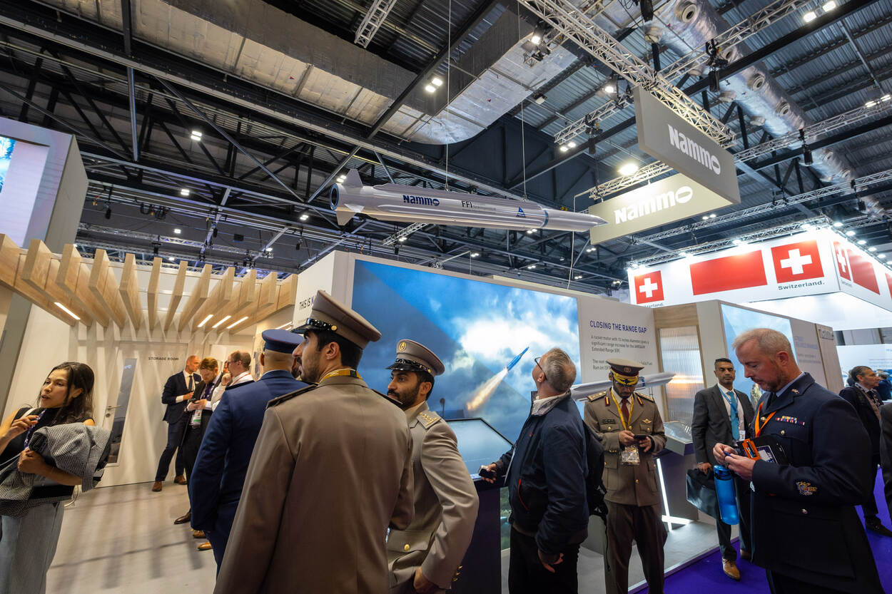 Commandeur Paul Flos voor een van de schepen die op de Thames bij Excel lag.