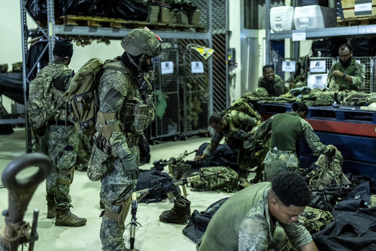 URMIL-militairen maken zich gereed om te gaan.