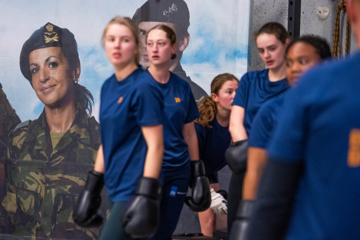 Dienjaarvrouwen tijdens de boksles.