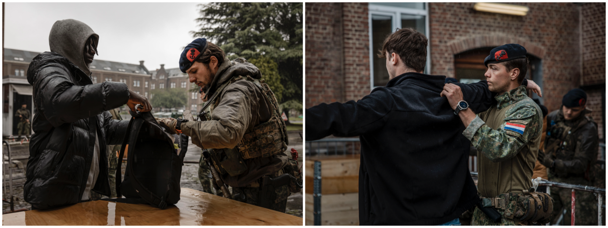 Mariniers fouilleren jongeren met een detector en door langs de armen te voelen.