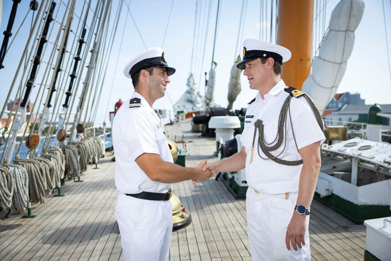 Mark schudt een marineman de hand aan boord van het Chileens zeilschip Esmeralda.