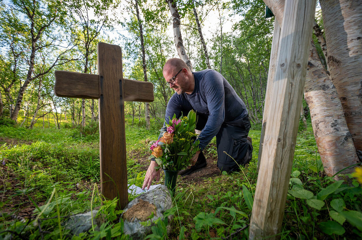 Robert Leenen legt bloemen bij het oorspronkelijke graf van Ron Ritchardson.