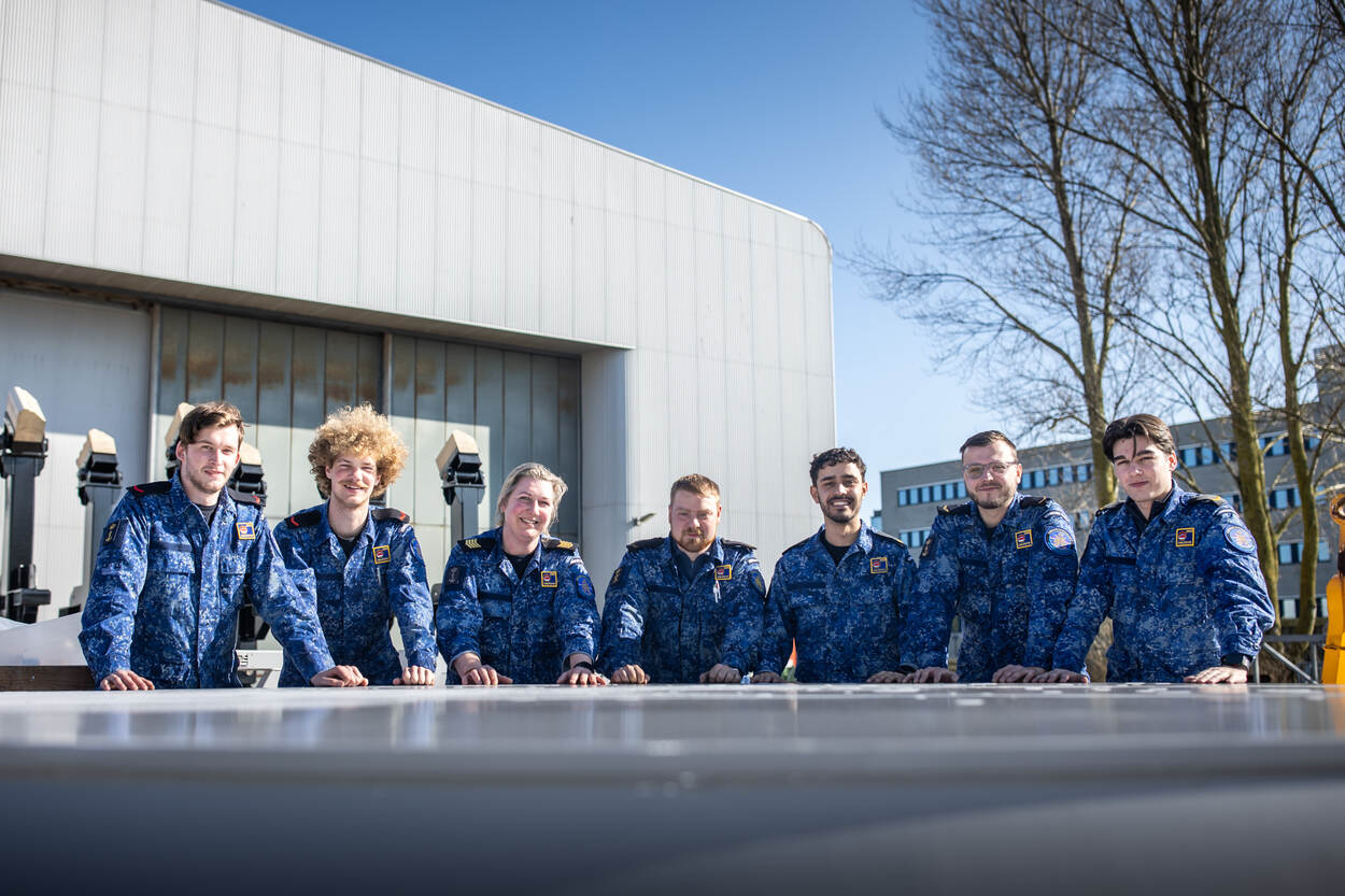 Chef d´equipage sergeant-majoor Els Lassche met een deel van bemanning Wit, het onderhoudsteam van onderzeeboot Zr.Ms. Dolfijn.