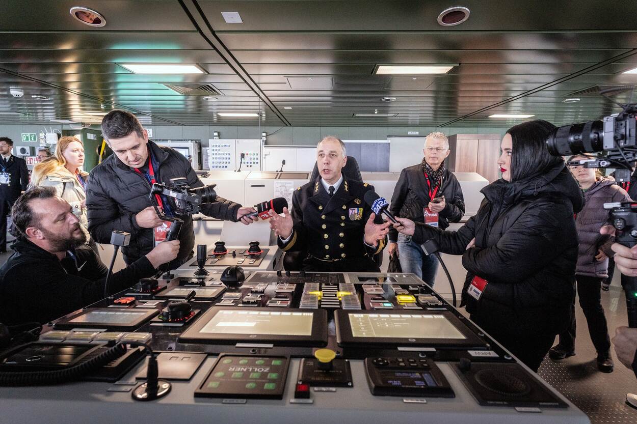 Kapitein ter zee (TD) Joost Meesters, projectmanager bij COMMIT krijgt vragen van de Roemeense pers.