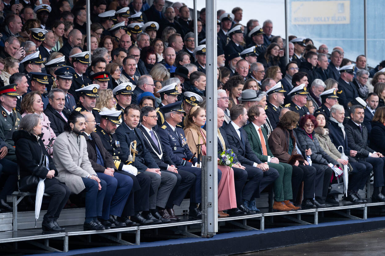Prinses Amalia op de eerste rij van de volle publiekstribune.