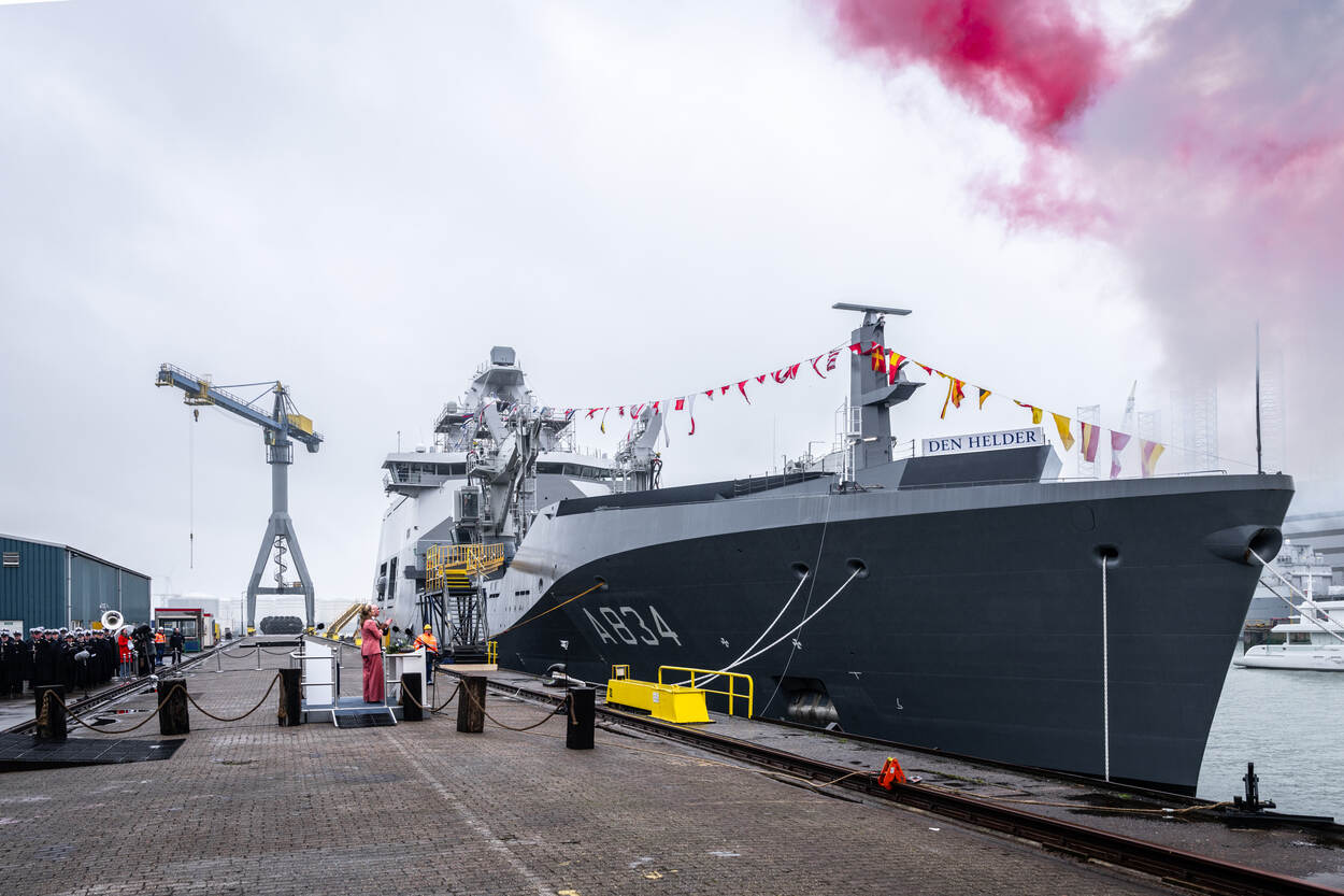 Zr.Ms. Den Helder met op de achtergrond rood-wit-blauwe rook.