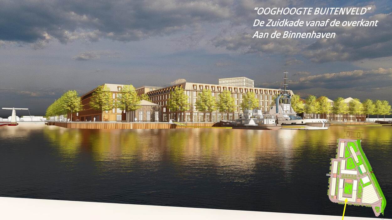 Gebouwencomplex aan het water met bomen en 2 boten voor de deur.
