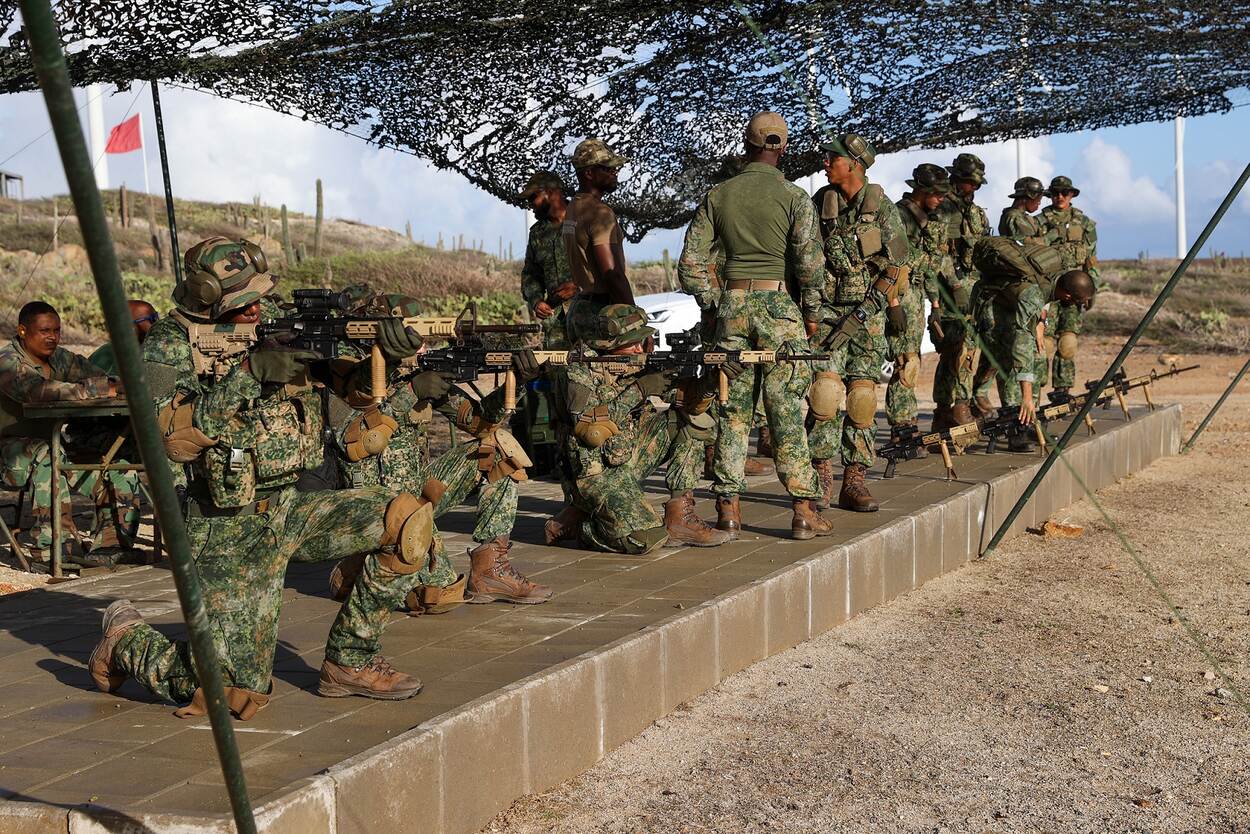 Caribische Militairen op de schietbaan.