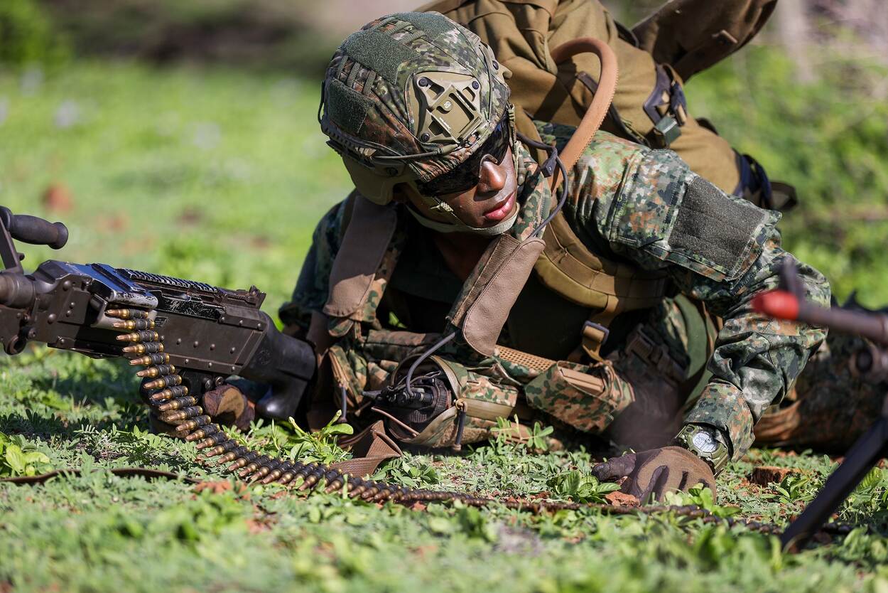 CARMIL schietend op de schietbaan.