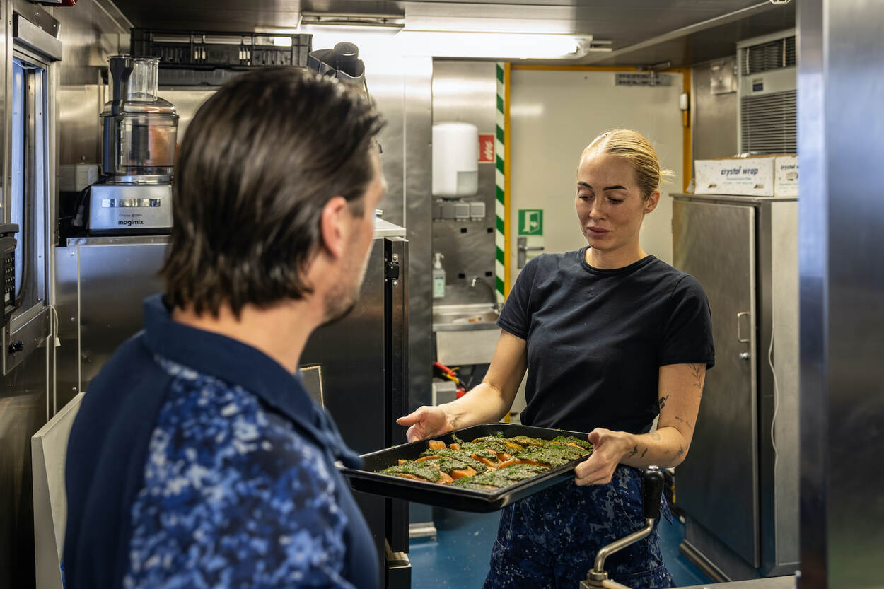 In de kombuis wordt gezorgd voor een nieuwe maaltijd met zalm.