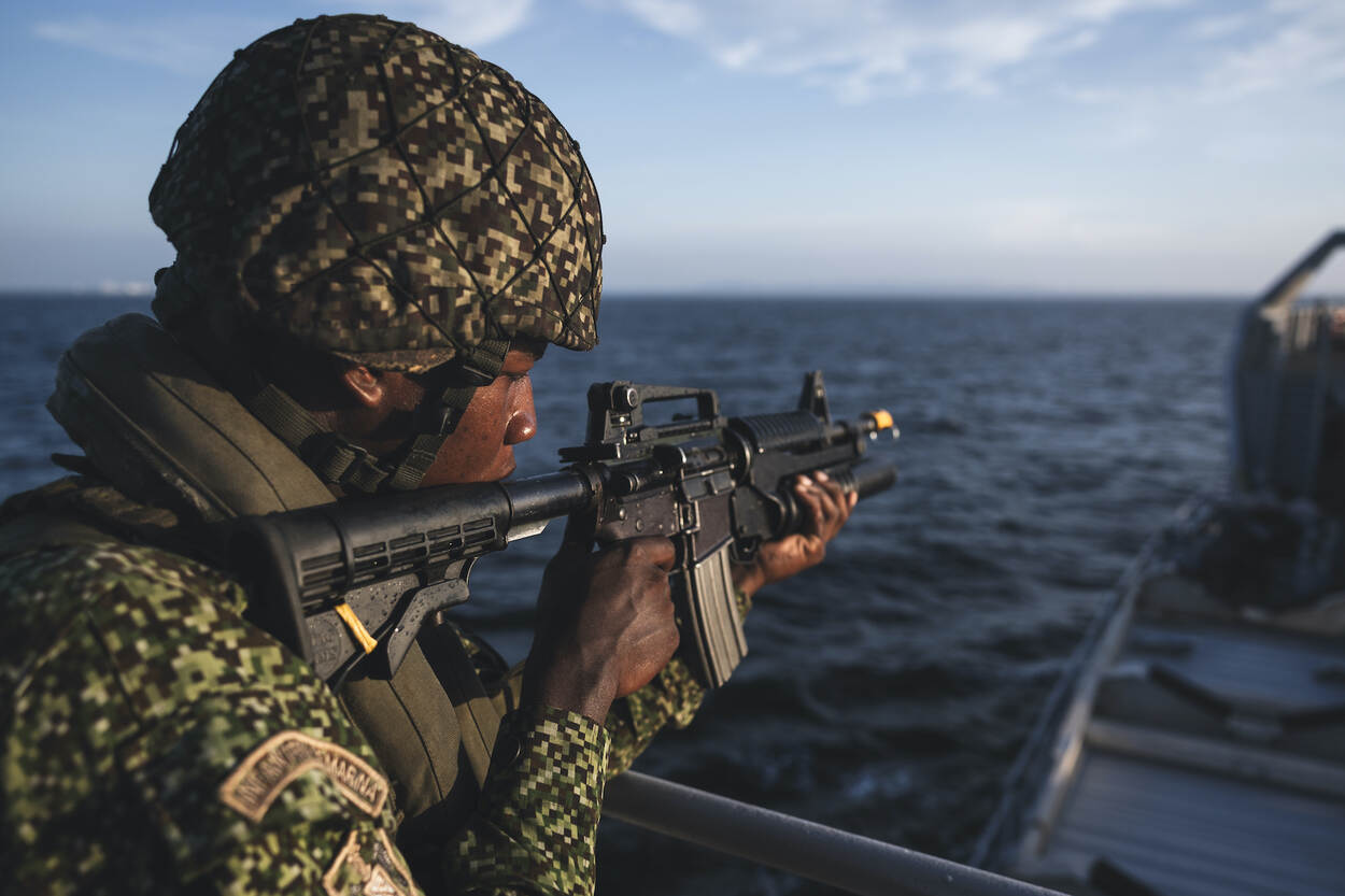 Een Colombiaanse marinier geeft collega’s dekking tijdens de oefening.