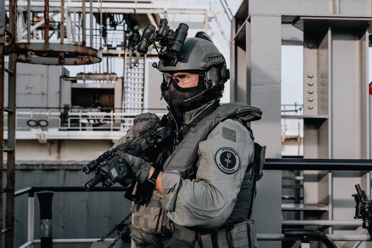 Een operator met zijn wapen in een tactische positie voor de borst.